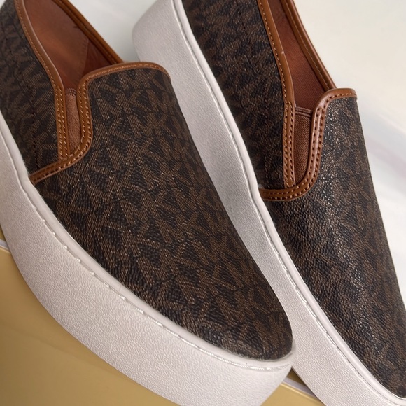 Michael Kors TEDDI SLIP ON
MK SIGNATURE SM
Platforms - Sneakers - Picture 7 of 16